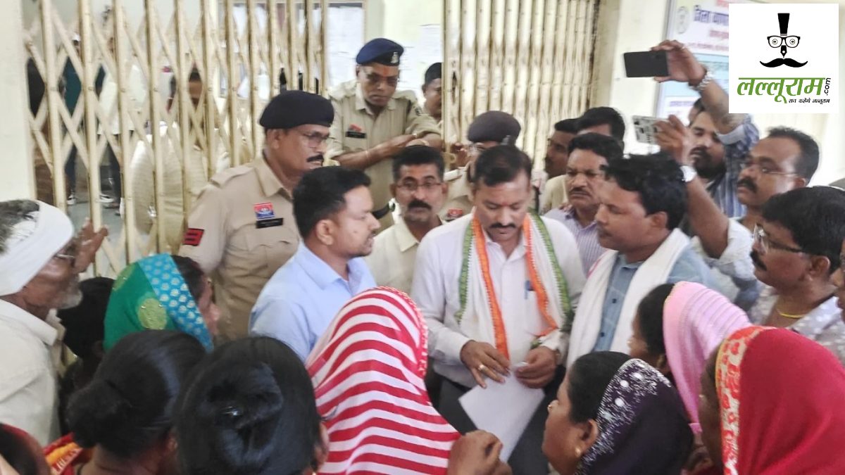 CG News : 37 करोड़ की अधूरी योजना बनी अभिशाप, पानी की समस्या से परेशान वार्डवासी पहुंचे CMO दफ्तर, नारेबाजी करते हुए किया विरोध प्रदर्शन