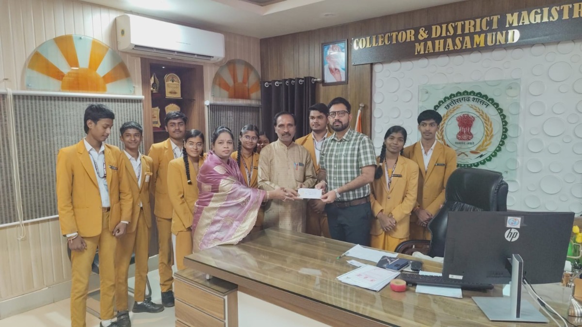 Chhattisgarh के स्कूली छात्रों ने Punjab के बाढ़ प्रभावितों के लिए बढ़ाया मदद का हाथ, कलेक्टर को सौंपी सहायता राशि