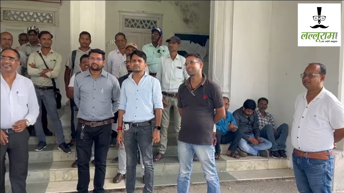 CG News : जनपद CEO को हटाने की मांग पर अड़े पंचायत सचिव-सरपंच, दुर्भावना पूर्वक कार्रवाई का आरोप, अनिश्चितकालीन हड़ताल की दी चेतावनी
