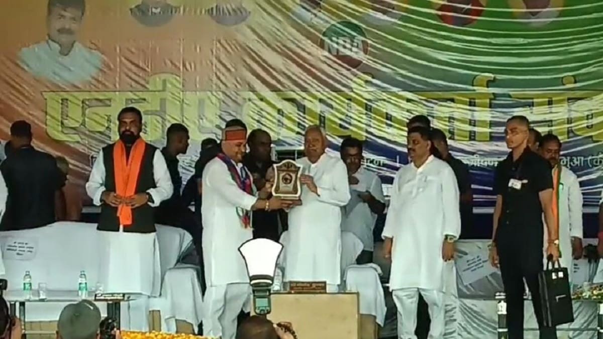 मंच से CM नीतीश गिना रहे थे उपलब्धियां तभी अचानक बंद हो गया माइक, कुर्सी के लिए महिलाओं ने किया हंगामा