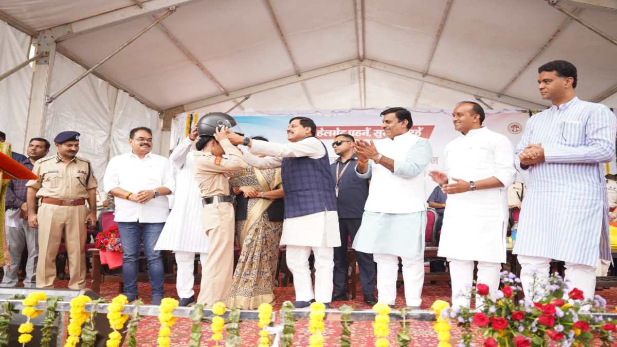 मुख्यमंत्री डॉ मोहन यादव ने सड़क सुरक्षा रैली में बांटे मुफ्त हेलमेट, कहा- हेलमेट है जीवन का सुरक्षा कवच, यातायात नियमों का पालन कर बनें जिम्मेदार नागरिक 