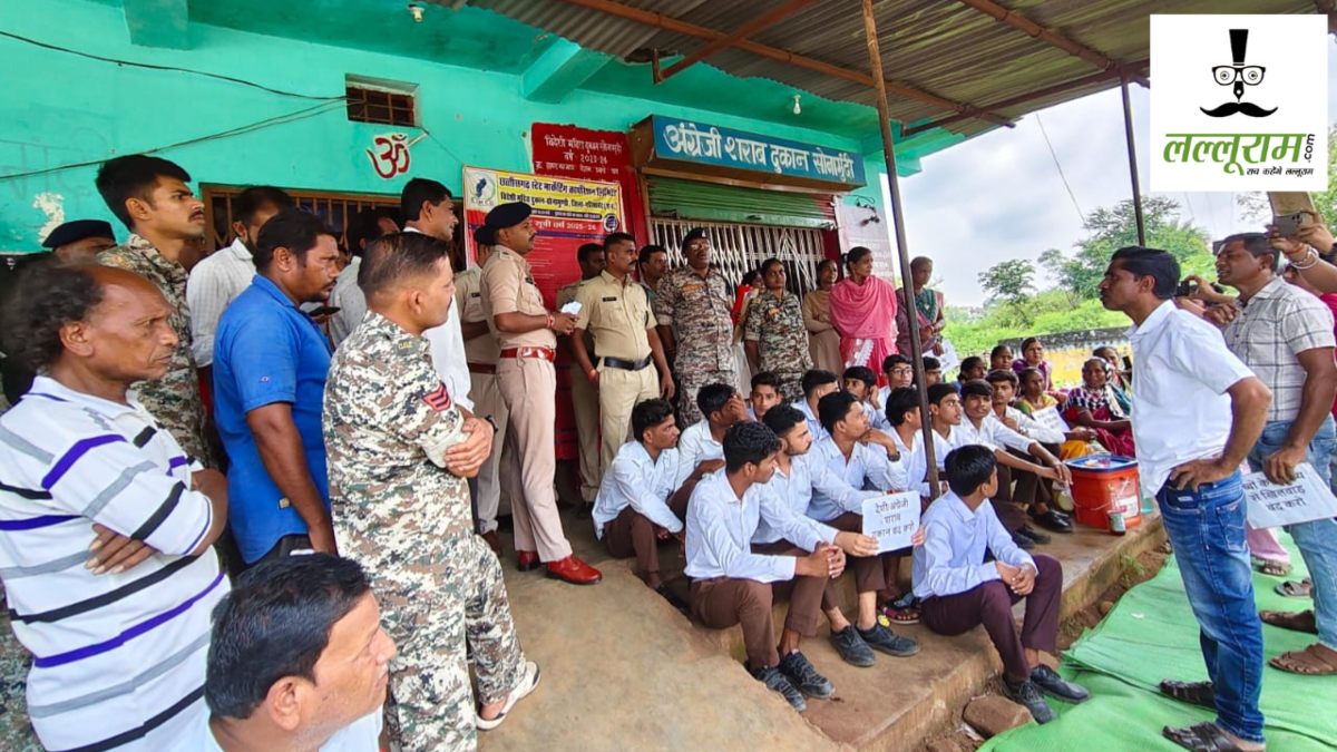 शराब दुकान हटाने की मांग : अनिश्चितकालीन धरने पर बैठे वार्डवासी, शराब लेने पहुंचे ग्राहकों को पिलाई शरबत, प्रशासन को जगाने किया सद्बुद्धि यज्ञ