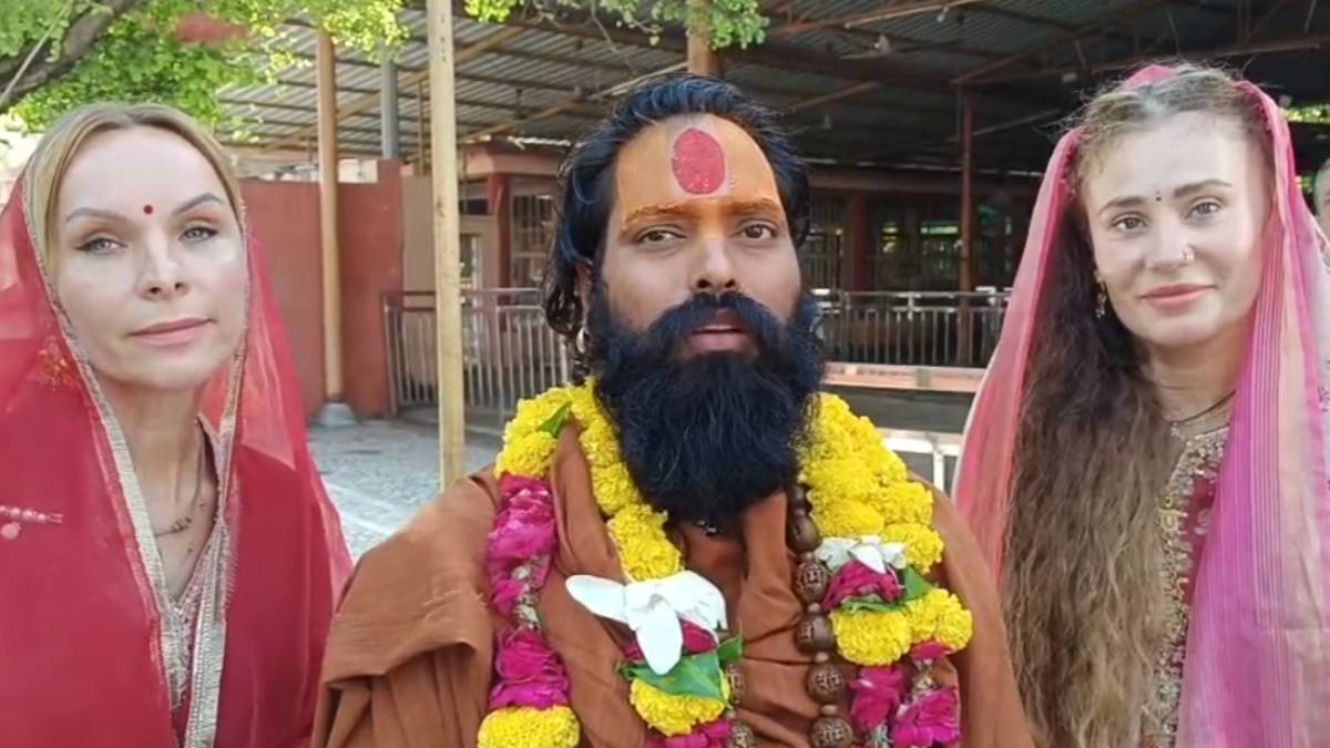 यूक्रेन की महिलाएं पहुंची दतिया: गोण्डावन महामंडलेश्वर के साथ पीतांबरा पीठ पर मां बगलामुखी के किए दर्शन, सनातन धर्म का कर रहीं वैश्विक प्रचार
