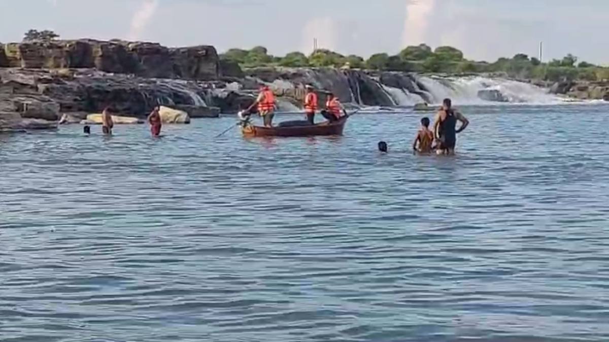 नदी में समाई जिंदगियां: नहाने के दौरान दो युवक डूबे, तलाश में जुटी SDRF की टीम    