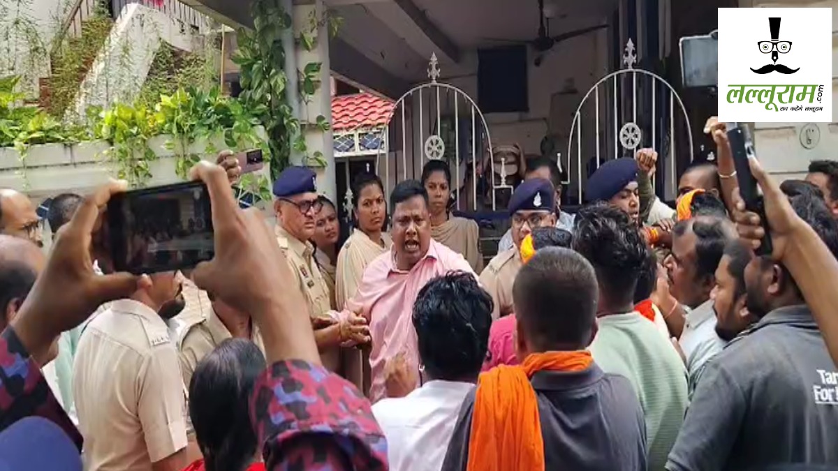 CG News : धर्मांतरण को लेकर मचा बवाल, बजरंग दल कार्यकर्ता और प्रार्थना सभा में शामिल लोगों के बीच हुई झड़प