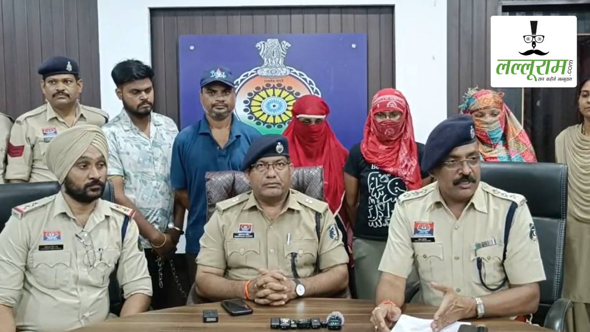 शेयर ट्रेडिंग के नाम पर करोड़ों की ठगी करने वाले गिरोह का भंडाफोड़: पुलिस ने 3 महिला समेत 5 आरोपियों को किया गिरफ्तार, कार-बाइक और सोने-चांदी के आभूषण समेत 1 करोड़ का सामन किया बरामद