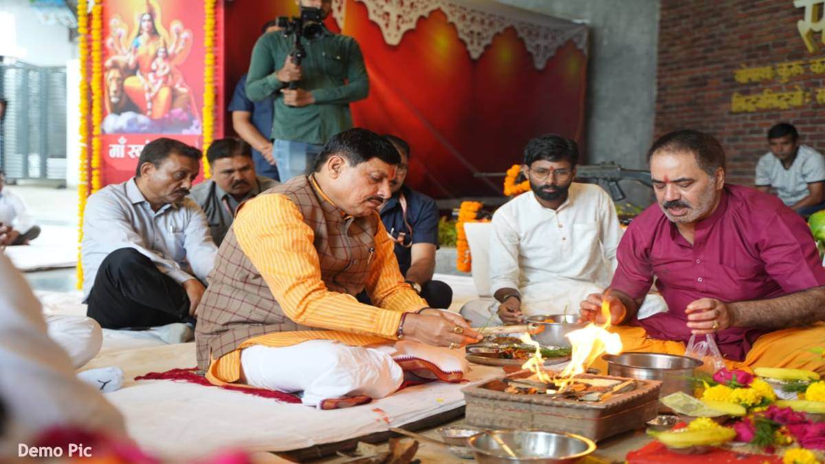 Dussehra 2025: MP में धूमधाम से मनेगा दशहरा, CM डॉ. मोहन इंदौर में करेंगे शस्त्र पूजन, मंत्री, सांसद और विधायक इन जिलों के कार्यक्रम में होंगे शामिल, आदेश जारी