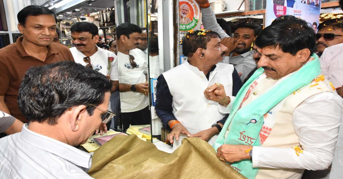 सीएम डॉ. मोहन ने दशहरे के लिए खरीदा कुर्ता, UPI से किया पेमेंट, कहा- बचत उत्सव है GST 2.0