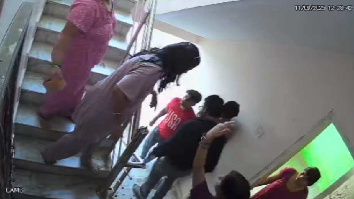 फ्लैट में गंदगी और थूकने को लेकर विवाद: महिला ने ईंट से तोडा CCTV कैमरा, जमकर मचा बवाल