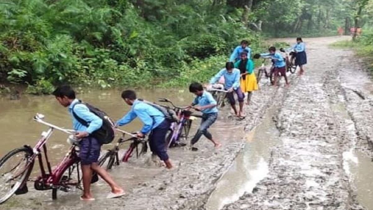 नेपाल में बारिश से गंडक का जलस्तर बढ़ा, ग्रामीण रातभर जागकर कर रहे पहरा, छात्रों को भी हो रही परेशानी