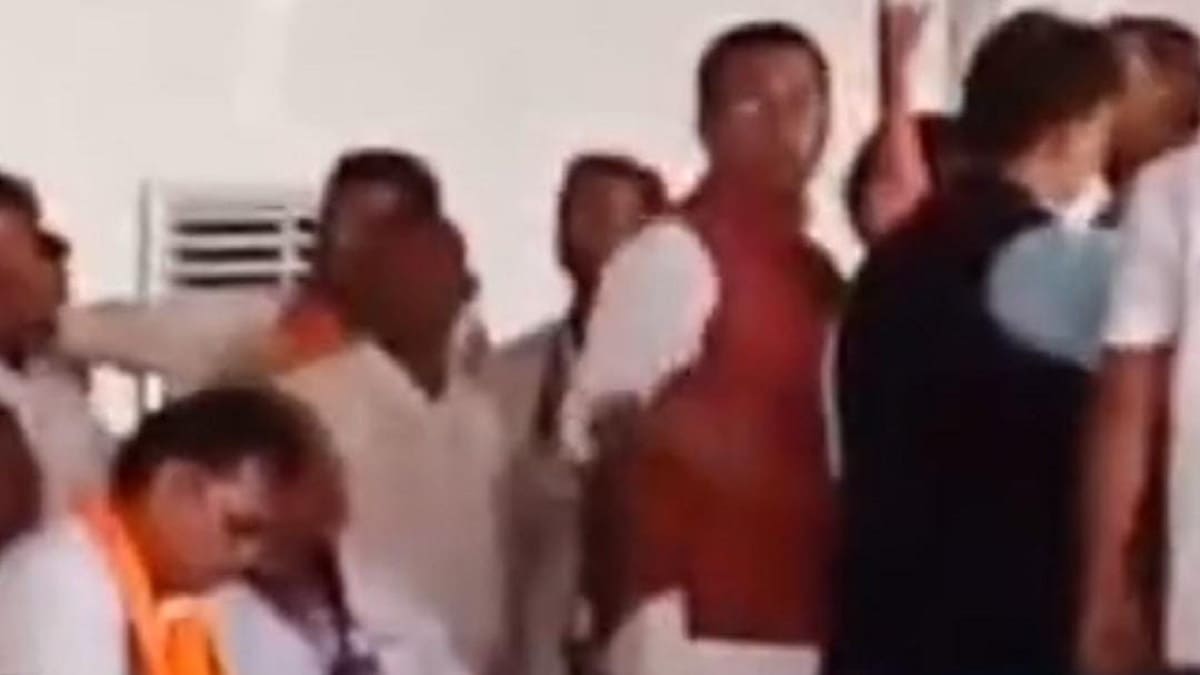 गया में एनडीए कार्यकर्ता सम्मेलन में हंगामा, पुलिस को करना पड़ा हस्तक्षेप,टिकट को लेकर में बढ़ा असंतोष, मंच पर लगे नारे