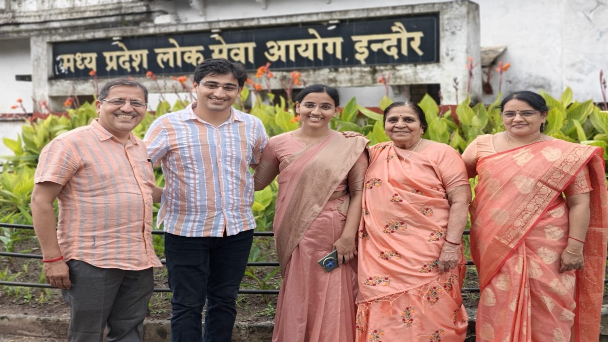 हर्षिता दवे बनीं डिप्टी कलेक्टर: इंदौर की बेटी ने रचा नया इतिहास, लड़कियों में और अनारक्षित श्रेणी में किया टॉप, दादी का ये अधूरा सपना किया पूरा