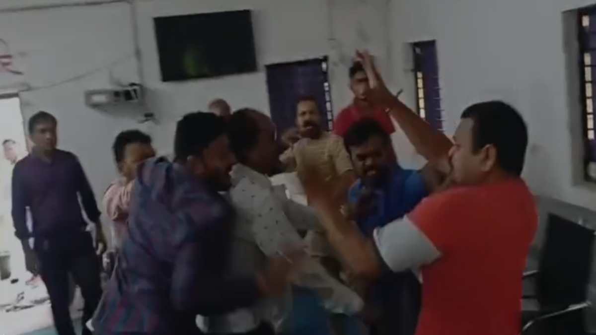 आदिवासी सरपंच के साथ मारपीट: पंचायत में दबंगों ने सरकारी कर्मचारियों के सामने की पिटाई, पुलिस ने नहीं की कार्रवाई 