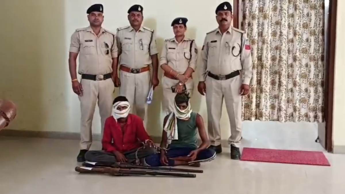 चीतल का शिकार कर पका रहे थे मांस, 2 शिकारियों को पुलिस ने दबोचा, गोलियों से भरी राइफल जब्त