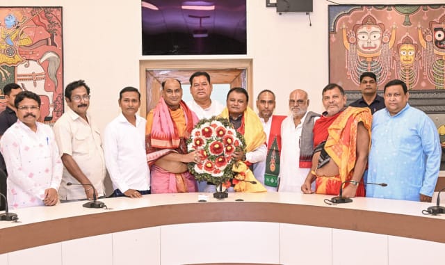 नवनियुक्त श्री जगन्नाथ मंदिर प्रबंध समिति के सदस्यों ने मुख्यमंत्री माझी से की मुलाकात