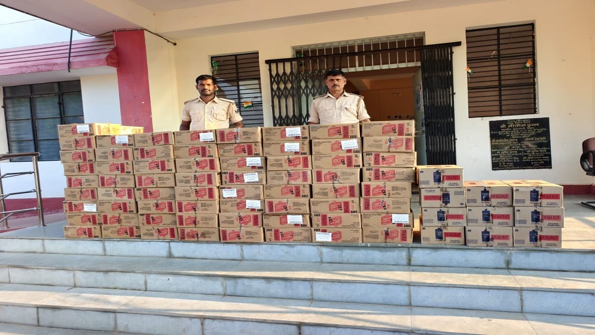 भोजपुर में बड़ी कार्रवाई, ट्रैक्टर से मिली अवैध विदेशी शराब की खेप, कीमत 15 लाख, चालक फरार