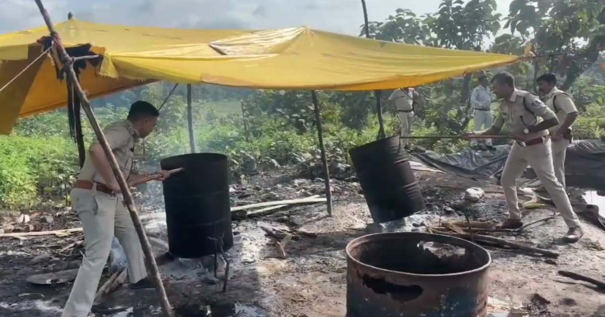 जंगल में अवैध शराब की फैक्ट्री: 9 लाख की कच्ची शराब जब्त, आसपास के इलाकों में खपाने की बना रहे थे योजना, दो आरोपी गिरफ्तार