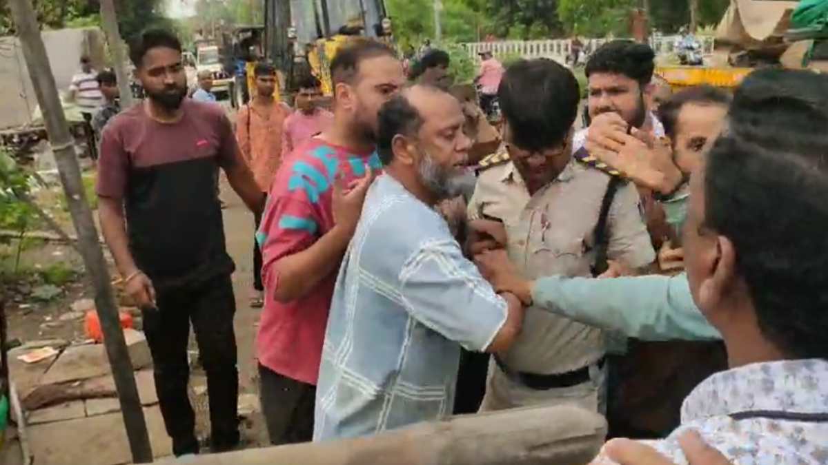अतिक्रमण हटाने के दौरान बवाल: सब्बल से सरकारी अमले पर हमला, पुलिस ने संभाला मोर्चा 