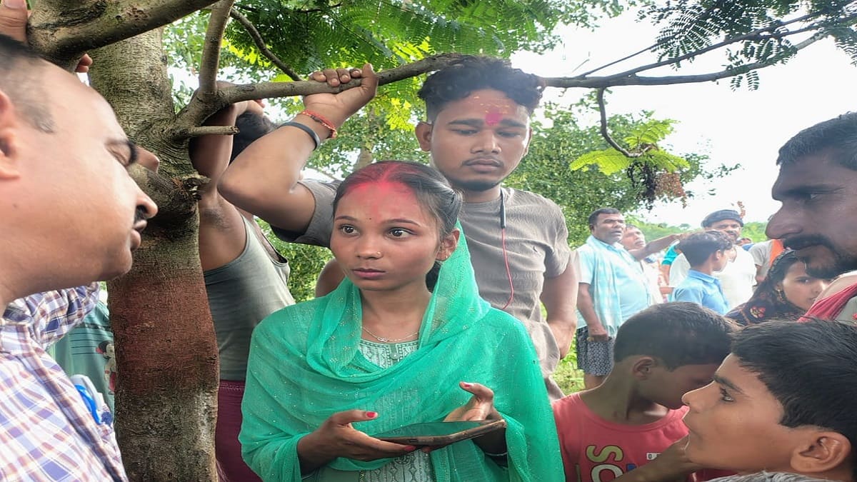 जमुई में नदी किनारे पकड़े गए प्रेमी जोड़े की हुई शादी, दोनों परिवारों ने दी मंजूरीग्रामीणों ने रंगे हाथ पकड़ा प्रेमी जोड़ा