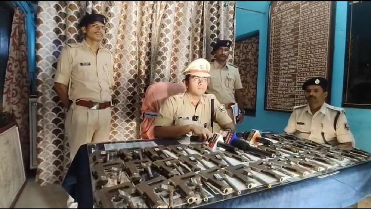 कटिहार में भारी मात्रा में अवैध हथियारों का जखीरा देख पुलिस के उड़े होश, आरोपियों से पूछताछ जारी, जानें क्या करने की थी तैयारी !