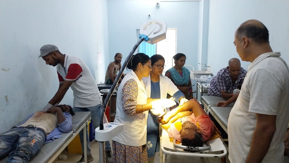 नेशनल हाईवे- 922 पर कंटेनर ट्रक और पिकअप में टक्कर, पांच घायल