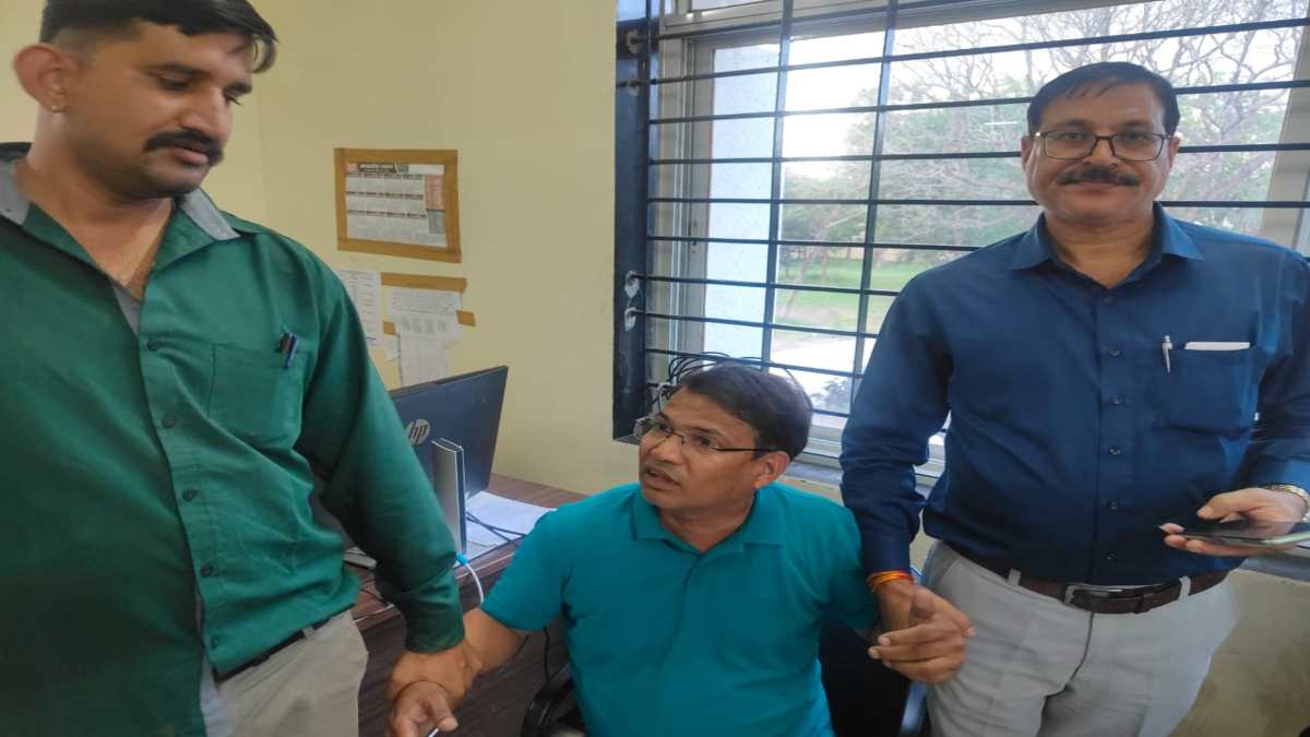 लोकायुक्त की बड़ी कार्रवाई: जमीन नामांतरण के नाम पर 50,000 रिश्वत मांगने वाले नायब तहसीलदार के बाबू को रंगे हाथों किया ट्रैप, निलंबित सहायक को भी पकड़ा  