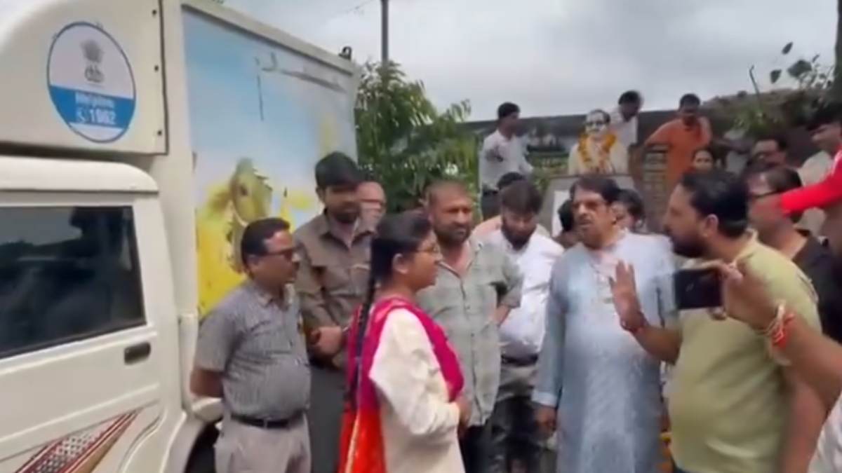 भाजपा कार्यकर्ताओं और जनपद महिला सीईओ के बीच तीखी झड़प, प्रतिमा साफ-सफाई को लेकर मचा बवाल, Video वायरल 