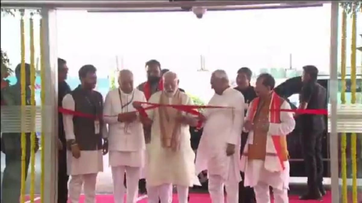 पूर्णिया पहुंचे पीएम मोदी, एयरपोर्ट का उद्घाटन कर जनसभा को करेंगे संबोधित, CM नीतीश बोले- अब कोई गड़बड़ी नहीं होगी