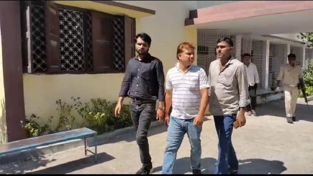 30 हजार रिश्वत लेते रंगे हाथ पकड़े गए जिला नियोजन पदाधिकारी और सहयोगी, निगरानी विभाग की बड़ी कार्रवाई