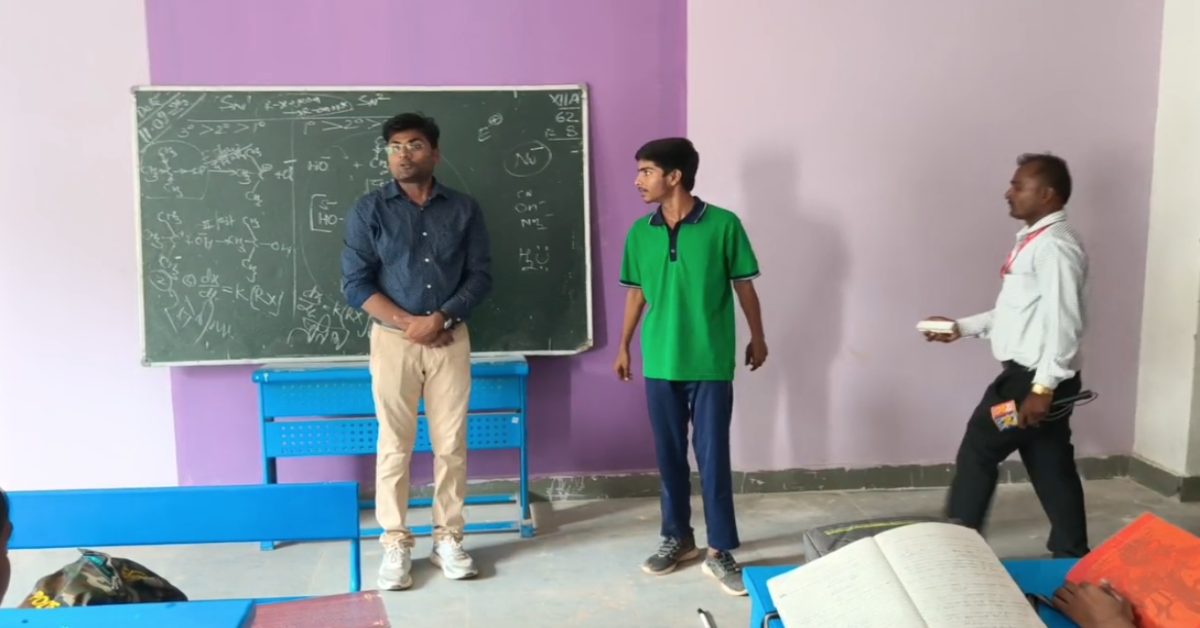 आर्यन सर… छात्रों का पसंदीदा बना पुलिस जवान, ड्यूटी के बाद स्कूल में देते हैं निशुल्क शिक्षा, नौकरी से पहले भी बच्चों को पढ़ाते थे