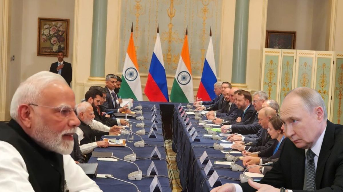 Modi-Putin Meeting: मोदी-पुतिन के बीच हुई द्विपक्षीय बैठक, आपसी संबंधों का लिखा नया चैप्टर, रूसी राष्ट्रपति बोले- आज की मीटिंग के बाद और गहरे होंगे हमारे रिश्ते