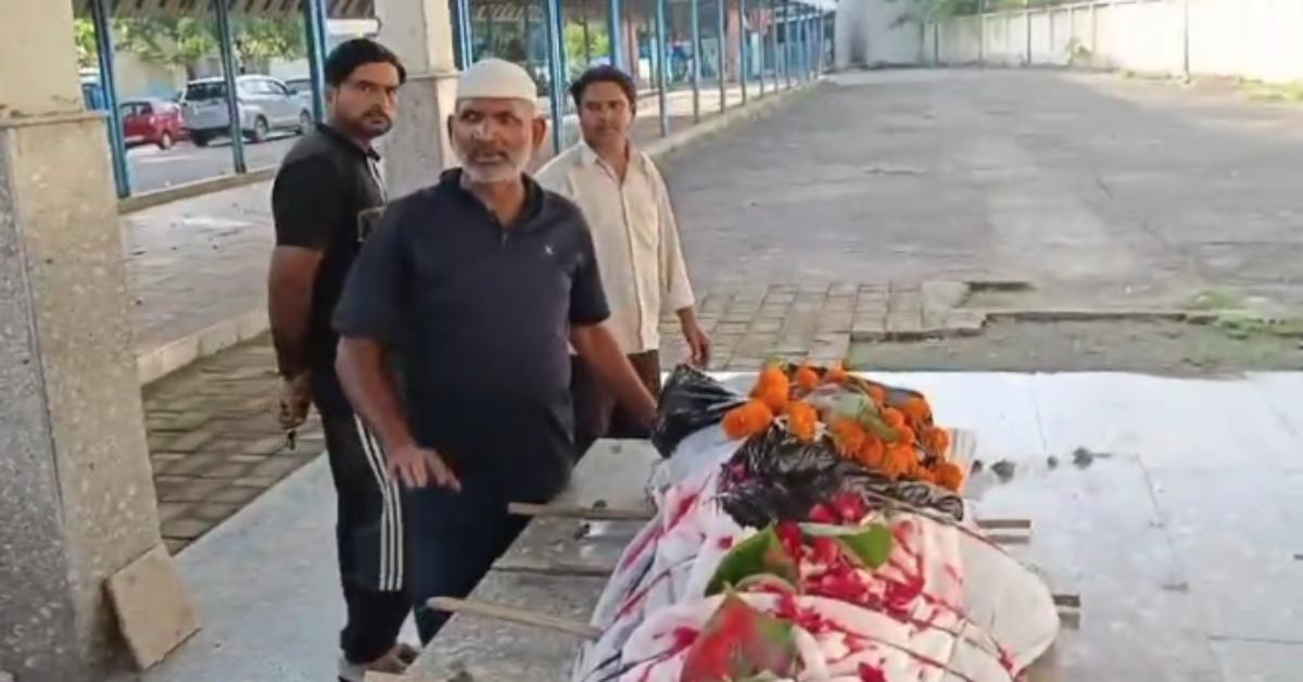 एक तस्वीर ऐसी भी.. राजधानी में मुस्लिम परिवार ने पेश की इंसानियत की मिसाल, हिंदू शख्स का रीति-रिवाज से किया अंतिम संस्कार