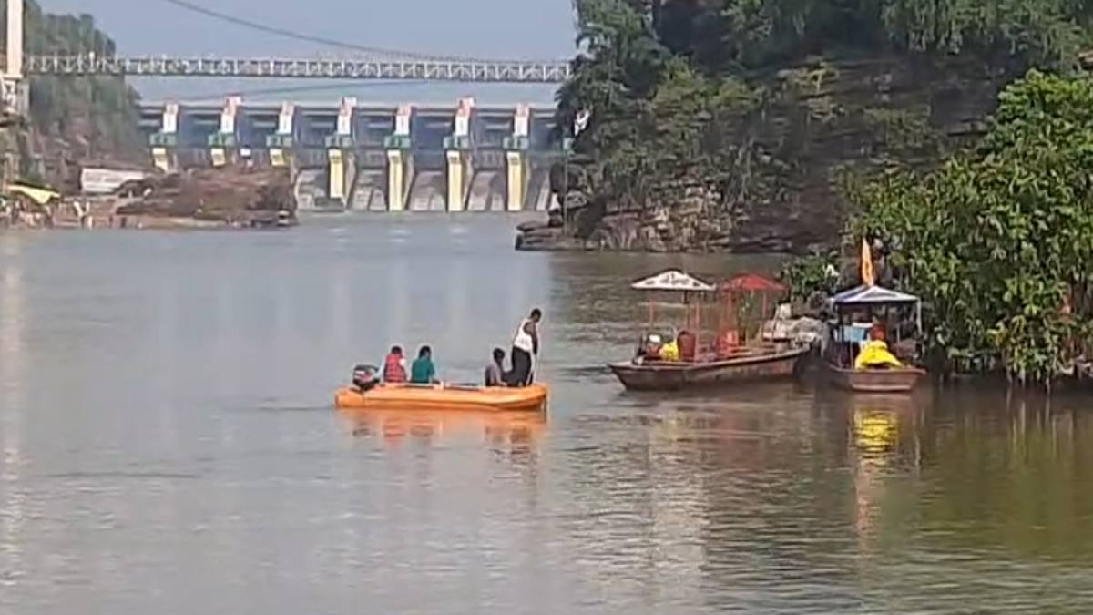 ओंकारेश्वर में बड़ा हादसा: स्नान के दौरान नर्मदा नदी में 8 लोग बहे, 7 बचाए गए, 1 युवक लापता