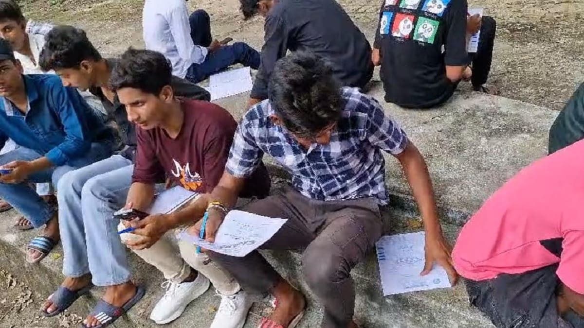 रोहतास में परीक्षा के दौरान खुलेआम नकल, वायरल वीडियो से मचा हड़कंप, प्रशासन की खुली पोल