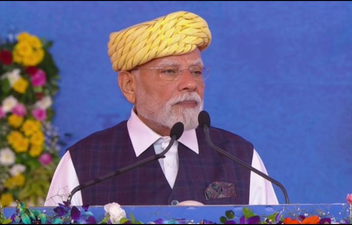 पीएम मोदी ने गुजरात को दी 34,000 करोड़ रुपये की परियोजनाओं की सौगात, एक बार फिर सभी से की स्वदेशी अपनाने की अपील ; बोले- ‘100 दुखों की एक दवा है आत्मनिर्भर भारत’
