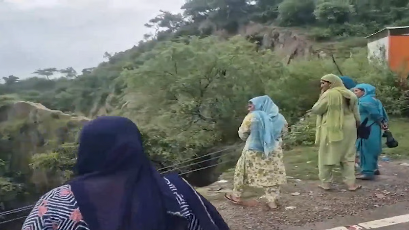 होशियारपुर : बारिश के कारण धंसी सड़क, खाई में एंबुलेंस गिरने से तीन की मौत