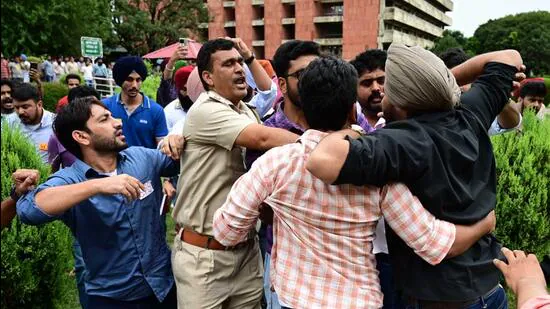 पंजाब यूनिवर्सिटी के छात्र संघ चुनाव के बाद भारी बवाल, सड़क पर लड़े दो गुट