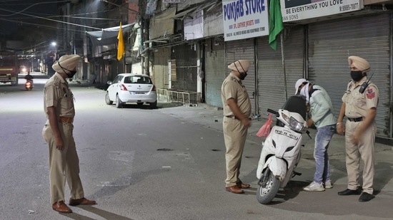 नवरात्र और दशहरा को देखते हुए चप्पे-चप्पे में नजर आई पुलिस, रात की गश्त बढ़ाई गई