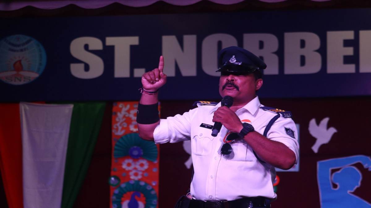 ‘डांसिंग कॉप’ रंजीत सिंह लाइन अटैच: वायरल Video के बाद पुलिस विभाग ने लिया एक्शन, युवती ने लगाए हैं गंभीर आरोप  