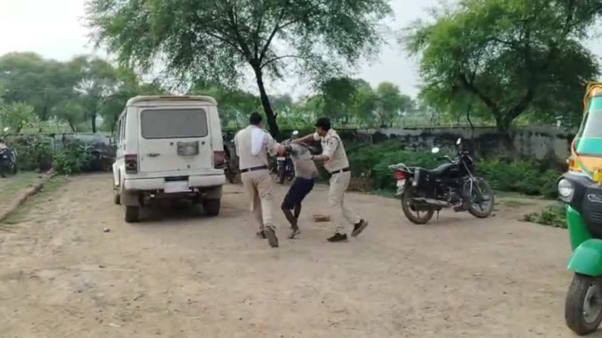 खाद मांगने पर मिले लात और मुक्के: रीवा में आदिवासी किसान को पुलिस ने पीटा, उमंग सिंघार ने सरकार को घेरा 
