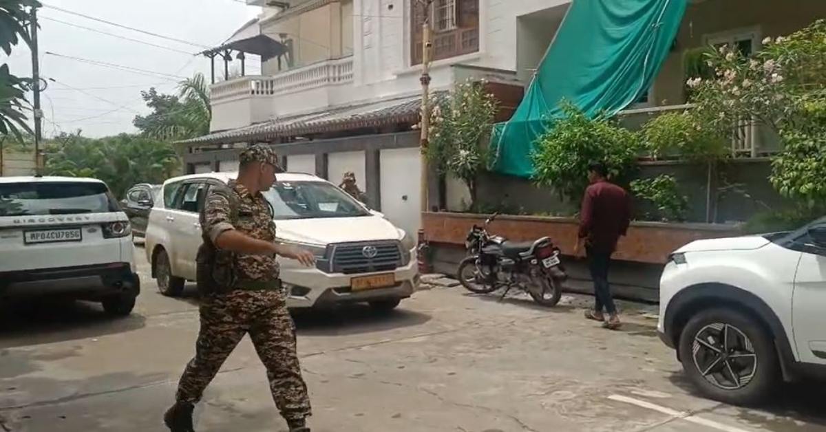 युगांडा में फैक्ट्री, महंगा गाड़ियों का शौक… मेडिकल कारोबारी के घर IT के बाद पहुंची SBI की टीम, इंदौर लेकर हुई रवाना, जांच जारी…