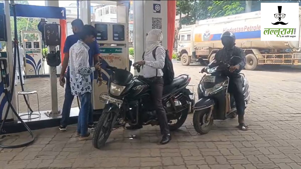 Raipur News : पेट्रोल पंप संचालकों का फैसला बेअसर, दोपहिया वाहन चालकों को बिना हेलमेट के मिल रहा पेट्रोल