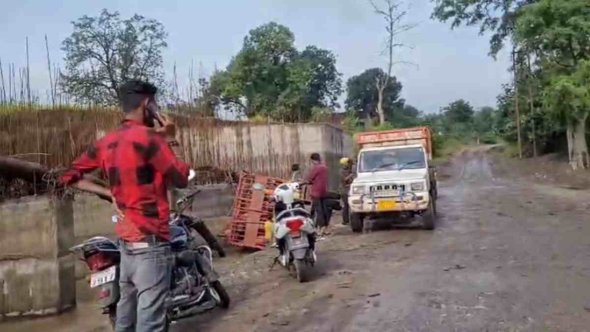 गैस की टंकियों से भरा ट्रक नदी में पलटा: पुलिया पर पानी होने के बाद भी ड्राइवर निकाल रहा था गाड़ी, कूदकर बचाई जान