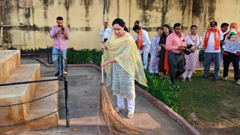 Rajasthan News: ‘स्वच्छता ही सेवा’ के तहत जंतर-मंतर पर झाड़ू लेकर उतरीं उपमुख्यमंत्री दिया कुमारी, कहा…
