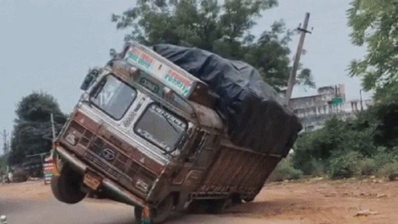 Rajasthan News: 5 सेकंड में हुआ हादसा, बूंदी में जर्जर सड़क पर पलटा गेहूं से भरा ट्रक, बड़ा हादसा टला