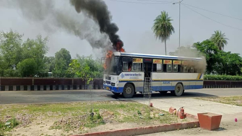 Rajasthan News: कोटा में रोडवेज बस में लगी भीषण आग, 72 यात्रियों की जान बाल-बाल बची
