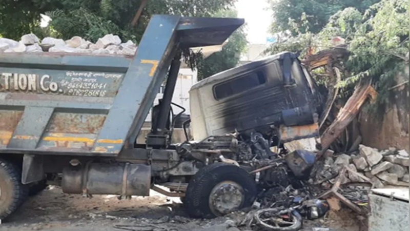 Rajasthan News: जयपुर में डंपर हादसा; दो की मौत, एक गंभीर घायल; आक्रोशित लोगों ने हाईवे जाम किया
