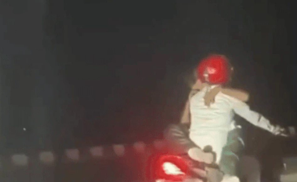 Rajasthan News: अजमेर हाईवे पर कपल का आशिकी स्टंट, चलती बाइक पर रोमांस वाला वीडियो वायरल