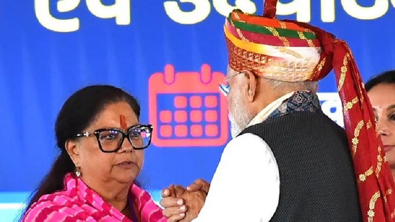 Rajasthan News: बांसवाड़ा में पीएम मोदी का बदला अंदाज, मंच पर वसुंधरा राजे से मंच पर PM मोदी सीधे पहुंचे वसुंधरा राजे के पास