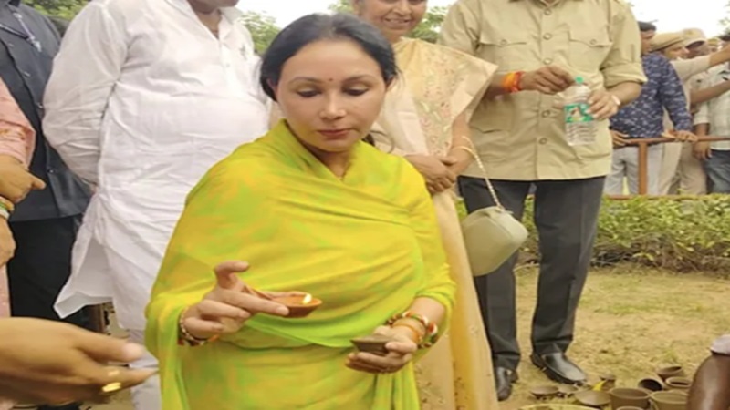 Rajasthan News: आभानेरी फेस्टिवल में डिप्टी सीएम दिया कुमारी ने मिट्टी का दीपक बनाकर दिया स्वदेशी अपनाने का संदेश